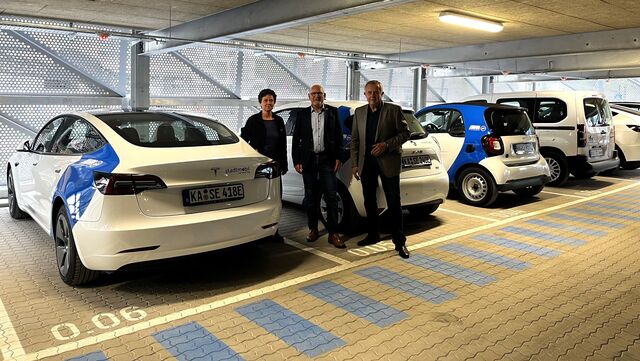 Von links nach rechts: Ulrike Fessler-Ertel/Teamleiterin Stationen stadtmobil Karlsruhe, Winfried Hermann/BW-Verkehrsminister (Grüne) und Gunnar Petersohn/Geschäftsführer stadtmobil Karlsruhe.