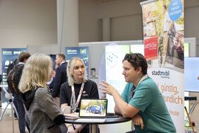 8. Regionalkonferenz Mobilitätswende stadtmobil Infostand. Bildrechte: ©jodo-foto / TRK GmbH