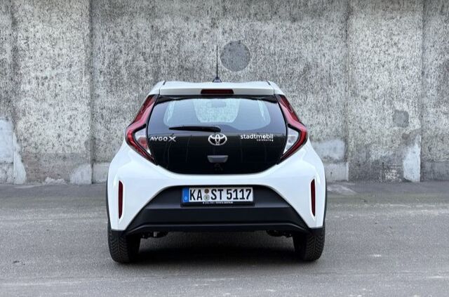 Weißes Automodell Toyota Aygo X Heckansicht