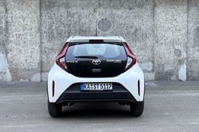 Weißes Automodell Toyota Aygo X Heckansicht