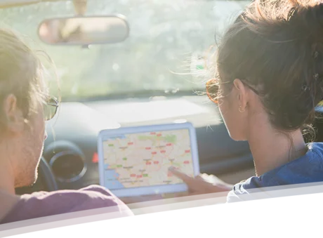 Fahrerinnen schauen auf Navi im Auto