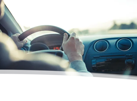 Hände an einem Auto-Lenkrad