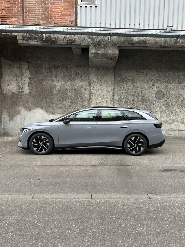 silberner VW ID.7 Seitenansicht