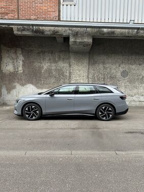 silberner VW ID.7 Seitenansicht